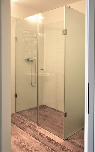 Shower cubicles, shower screens